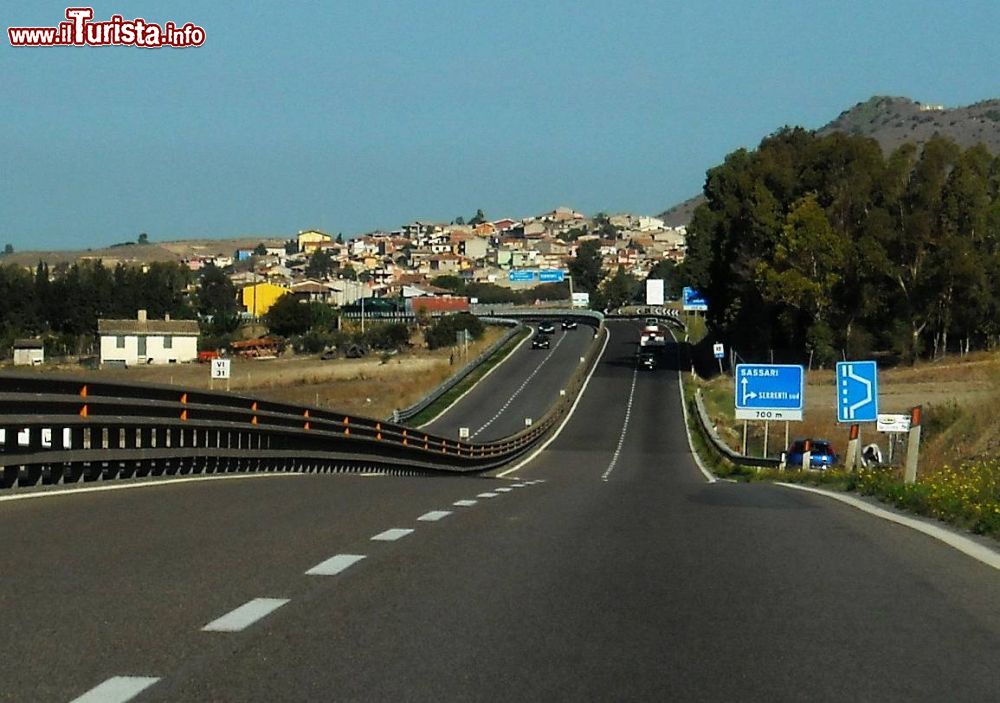 Immagine Serrenti visto dalla Strada Statale SS131 che collega Cagliari a Sassari - © cristianocani, CC BY 2.0, Wikipedia