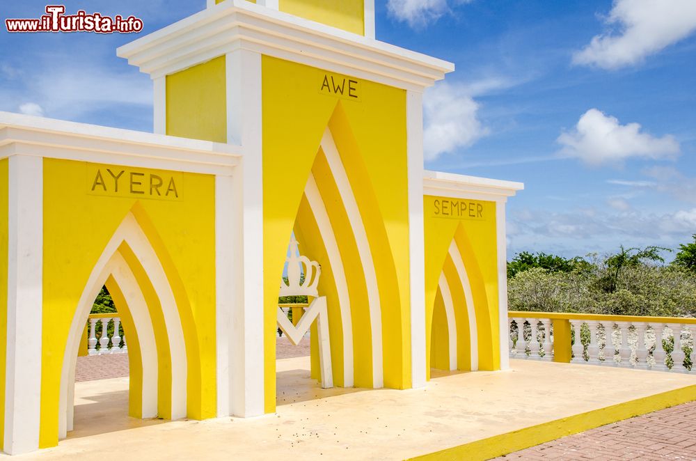 Immagine Seru Largu, la Grande Collina di Bonaire, Antille olandesi. Da questo belvedere, in cui si trova un monumento religioso con scritto "Cristo, ieri, oggi e per sempre", si può ammirare un suggestivo panorama sulla capitale e sulla piccola isola di Klein Bonaire.