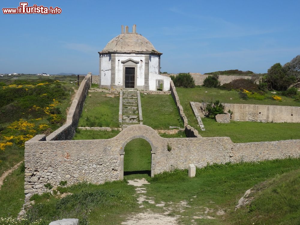 Immagine Sesimbra: la Casa da Agua di Cabo Espichel, costruita come fontana per i pellegrini del santuario.