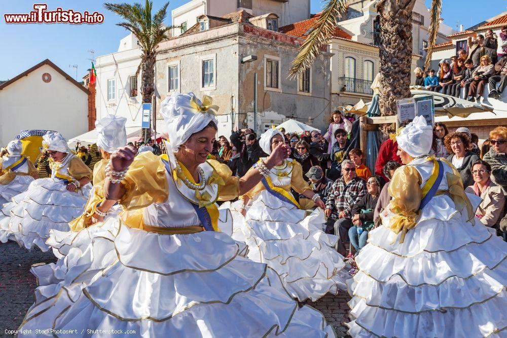 Immagine Sesimbra, Portogallo: le cosiddette Baianas, figure tipiche del carnevale di Rio de Janeiro, interpretate da signore anziane al carnevale di Sesimbra (Portogallo) - foto © StockPhotosArt / Shutterstock.com