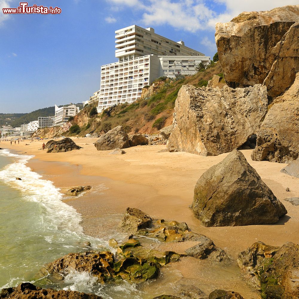 Immagine Sesimbra (Portogallo): grandi rocce sulla spiaggia locale, sempre molto frequentata di turisti nei mesi estivi.