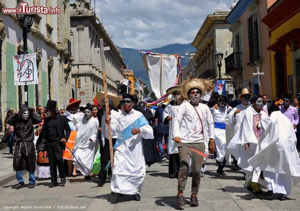 Immagine Una sfilata di ragazzi in occasione del Giorno dei Morti. A Oaxaca, come in tutto il Messico, il Día de Muertos è molto senito dalle gente - © Angela Ostafichuk / Shutterstock.com