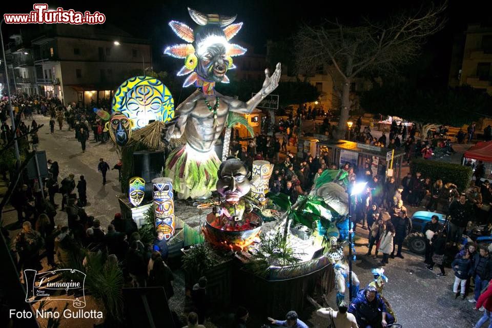 Immagine Sfilata notturna dei carri allegorici del Carnevale di Taormina