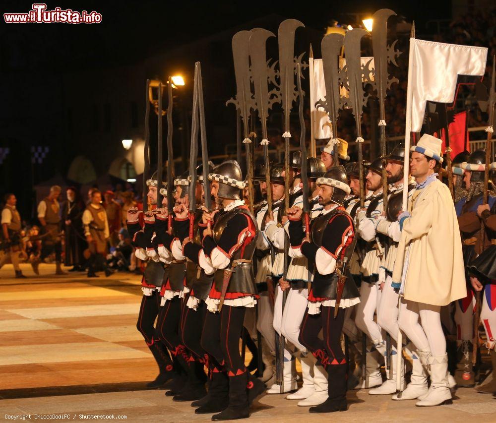 Immagine Sfilata notturna di personaggi in costume con stendardi e bandiere, Marostica, Veneto. Si svolge in occasione della partita a scacchi viventi per cui la cittadina è conosciuta in tutto il mondo - © ChiccoDodiFC / Shutterstock.com