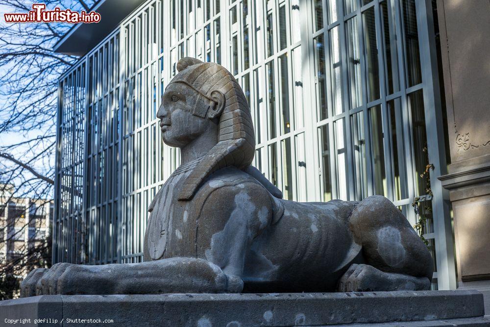 Immagine Una sfinge all'entrata del Buendner Kunstmuseum, l'importante museo d'arte situato in Bahnhofstrasse 35 a Coira (Svizzera) - © gdefilip / Shutterstock.com