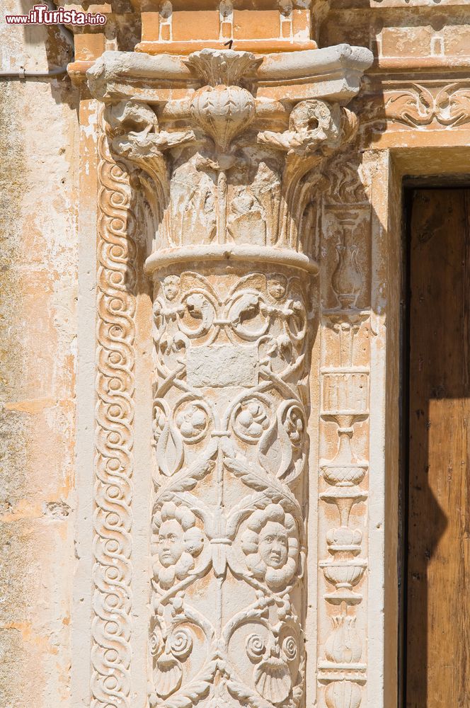 Immagine Particolare della Cattedrale di San Giorgio a Melpignano nel Salento, borgo della Puglia