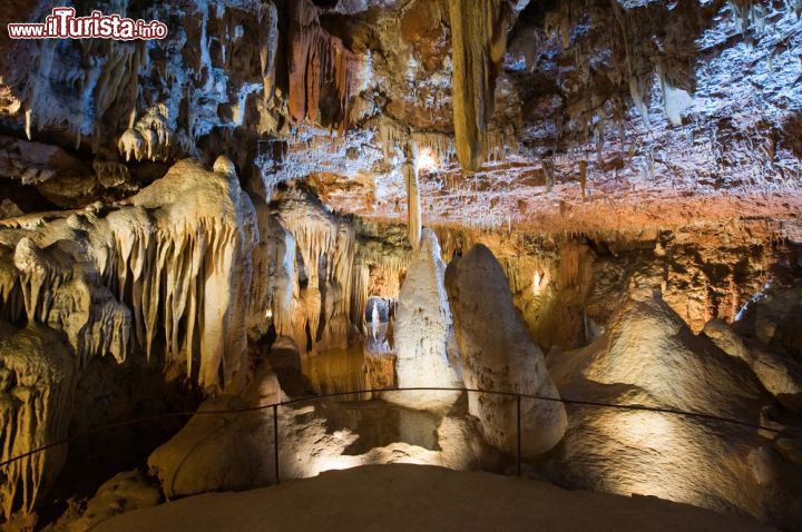 Immagine Stalagmiti e stalattiti nella grotta di Baredine a Porec, Croazia. Nelle vicinanze del casale di Nova Vas, fra i Comuni di Parenzo, Visnjan e Tar, si trova questa spettacolare grotta profonda 132 metri con laghi sotterranei la cui profondità può raggiungere anche i 30 metri. Viene considerato il più importante monumento geologico dell'Istria: lo spettacolo di stalattiti e stalagmiti a cui si può assistere forma sculture dalle forme più bizzarre, risultato del lungo lavoro secolare dell'acqua - © Robert Hoetink / Shutterstock.com