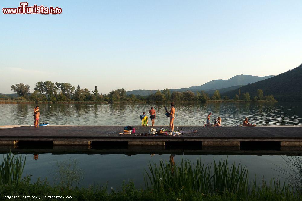 Immagine Una piattaforma balneare sul Lago di Piediluco in Umbria - © lightlook / Shutterstock.com