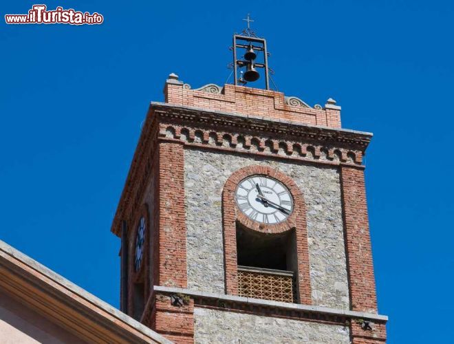 Immagine La torre campanaria della chiesa di San Michele Arcangelo a Trecchina- © Mi.Ti. / Shutterstock.com