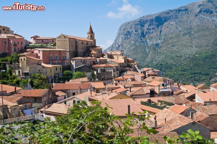 Immagine Panorama su Maratea, Basilicata - Unico paese della Basilicata ad affacciarsi sul Mar Tirreno, Maratea viene chiamata anche "la città delle 44 chiese", soprannome dovuto ai numerosiluoghi di culto costruiti in epoche e stili diversi, molti dei quali rappresentano tutt'oggi un importante patrimonio artistico e religioso © Mi.Ti. / Shutterstock.com