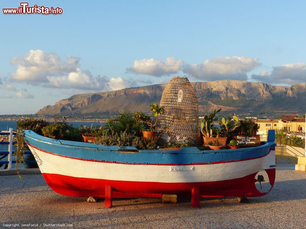 Immagine Una barca colorata sul lungomare di Trappeto in Sicilia - © lensfield / Shutterstock.com