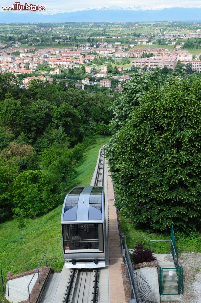 Immagine Uno scorcio panoramico sulla funicolare di Mondovì, Piemonte, Italia. Nel 1926, a quasi 40 anni dall'inaugurazione, la funicolare vede la sostituzione delle vetture originali con modelli più nuovi. Qualche anno più tardi l'impianto a vapore viene invece elettrificato e dotato di un motore più potente.