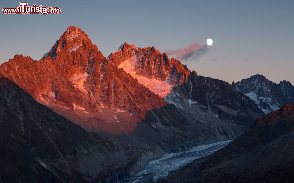 Immagine Tramonto sui picchi dell'Aiguilles con il sorgere della luna, Argentiere (Chamonix), Francia.