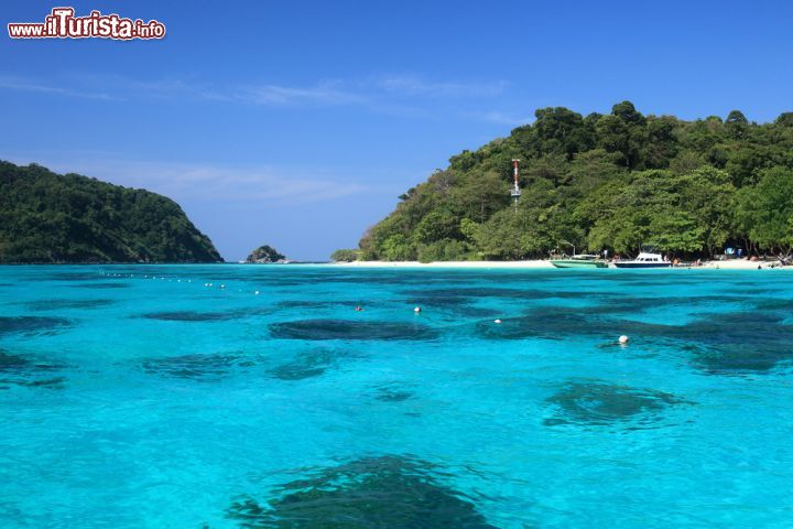 Immagine Rock Island  nel mare delle Andamane: fa parte  del  Koh Lanta National Park in Thailandia - © Arnon Polin / Shutterstock.com