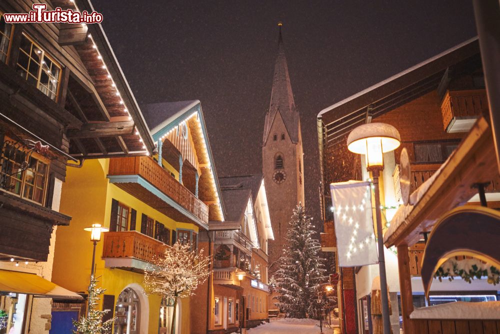 Immagine Il centro di Oberstdorf con il campanile durante una nevicata nel periodo natalizio (Germania).