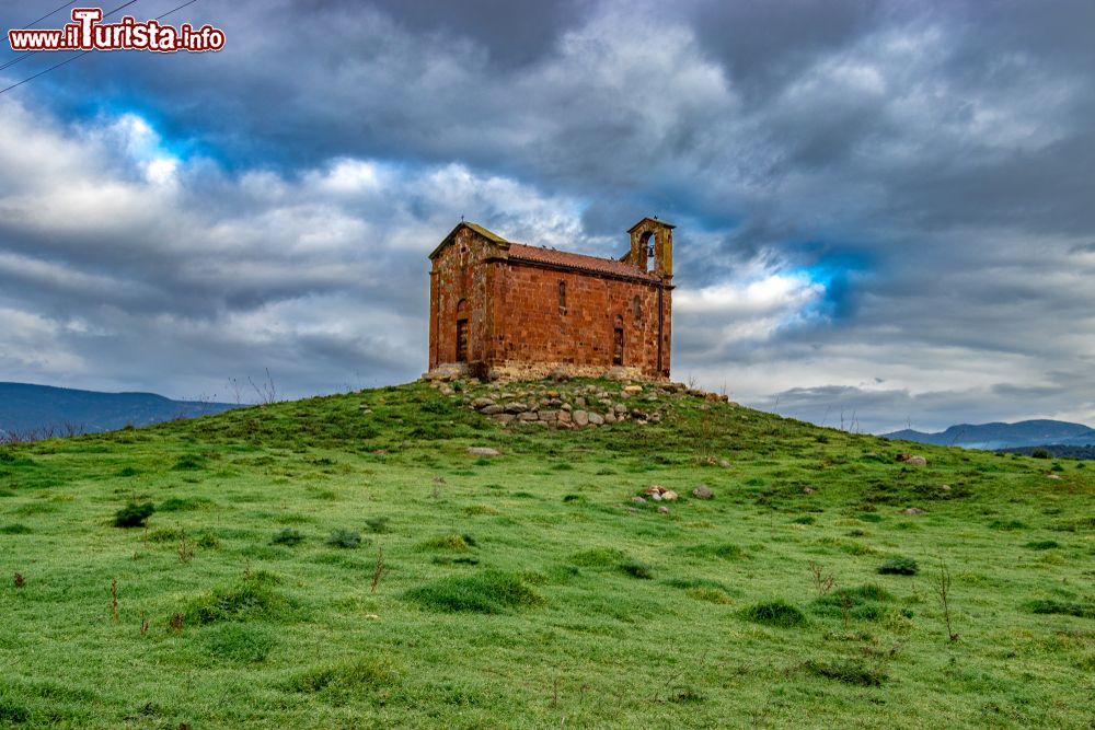 Immagine La chiesa di San Saturnino vicino a Benetutti in Sardegna