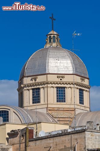 Immagine Dettagli architettonici a Massafra, Puglia - La cupola sormontata da una croce in uno degli edifici di culto religioso ospitati in questa città ai piedi della Murgia tarantina © Mi.Ti. / Shutterstock.com