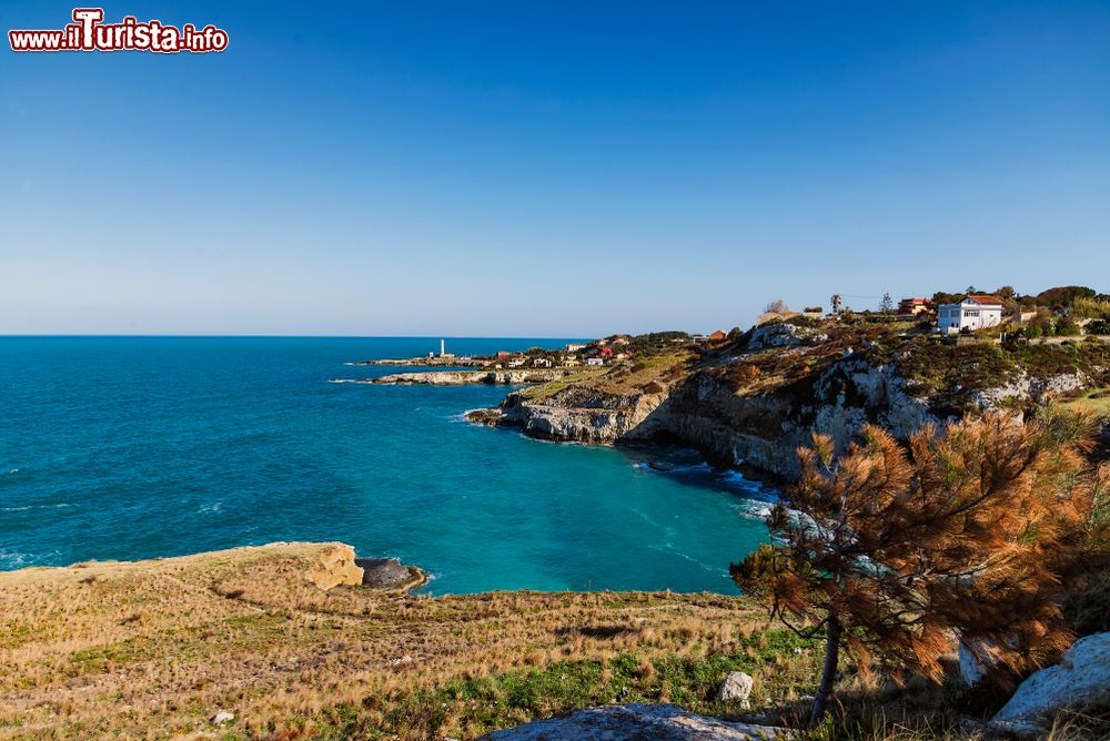 Immagine La costa rocciosa di Augusta e il faro cittadino. Siamo nella Sicilia sud-orientale