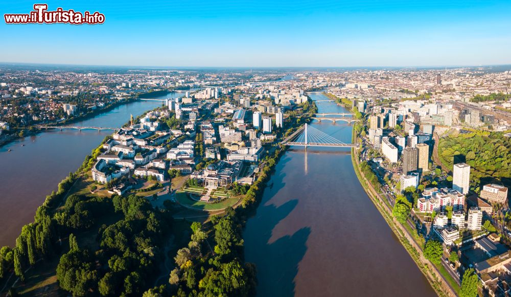 Immagine Nantes in Francia e i rami della Loira poco prima dell'estuario in Oceano Atlantico