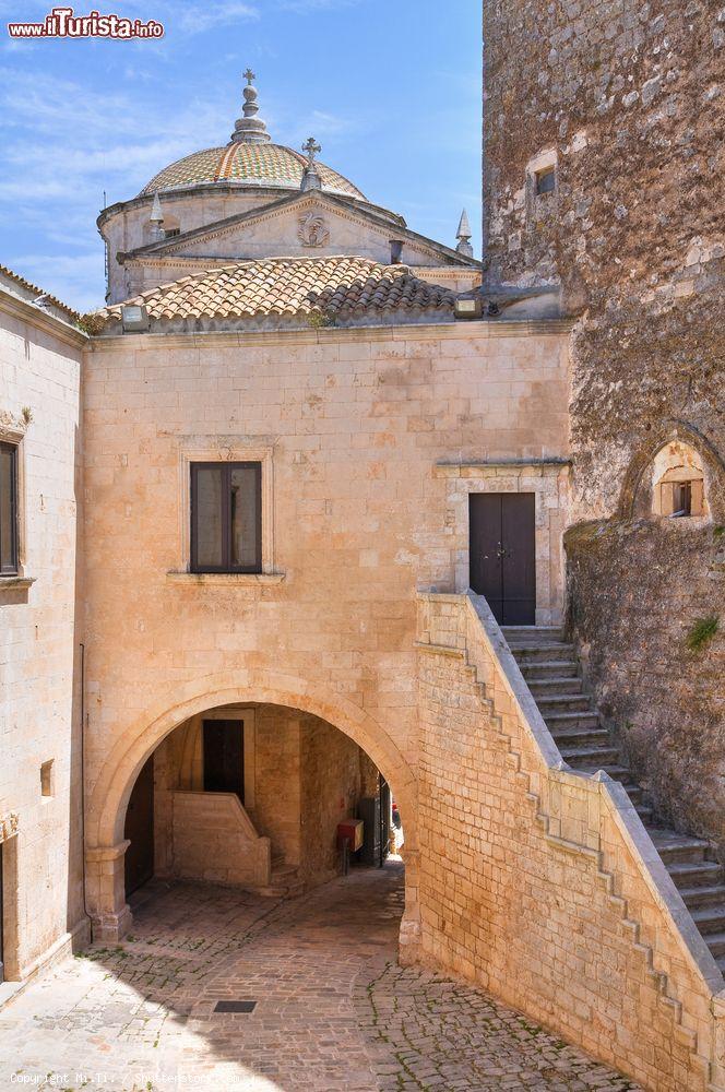 Immagine Uno scorcio della struttura difensiva di Ceglie Messapica in Salento, Puglia. Il nucleo centrale di epoca normanna è stato più volte rimaneggiato - © Mi.Ti. / Shutterstock.com