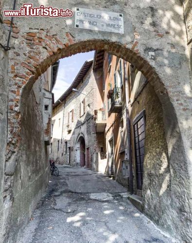 Immagine La visita delle stradine del centro di Castiglione Olona: si trova a pochi km da Varese, in Lombardia - © Claudio Giovanni Colombo / Shutterstock.com