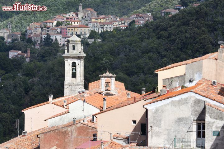 Immagine Il borgo di Marciana alta, in primo piano, e il villaggio di Poggio sullo sfondo. Siamo sull'Isola d'Elba in Toscana - © HABRDA / Shutterstock.com