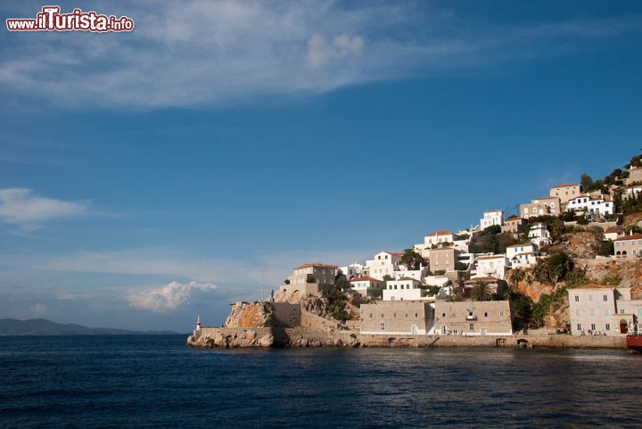 Immagine Fotografia panoramica di Paros, Grecia, con il promontorio lambito dalle acque del Mar Egeo - © Vladimirs Koskins / Shutterstock.com