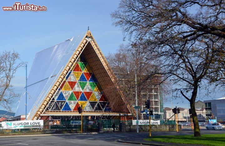 Immagine Situata al 234 di Hereford Street, la Transitional Cathedral di Christchurch sorge all'estremità meridionale di Latimer Square accanto al Green Frame. E' caratterizzata da un tetto a spiovente e da una luminosa vetrata colorata - © NigelSpiers / Shutterstock.com