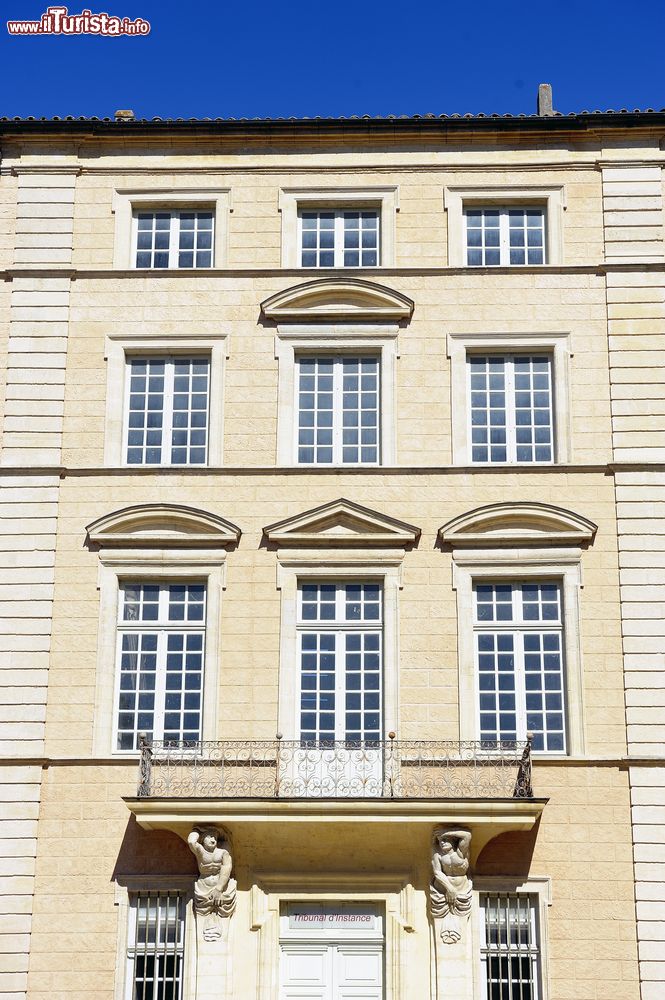 Immagine Tribunale della città di Uzes, Francia. La facciata dell'edificio che ospita gli uffici del tribunale cittadino.