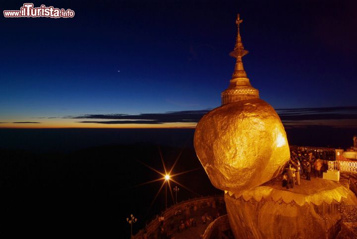 Immagine Fotografia notturna della Golden Rock, la roccia d'oro della Birmania - © TZIDO SUN / Shutterstock.com