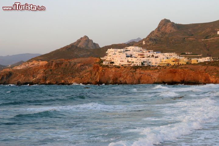 Immagine Villaggio sulla costa di Naxos, Grecia - Intonaco bianco per le abitazioni di questo villaggio che si affaccia su un tratto di costa selvaggia dell'isola © kkaplin / Shutterstock.com