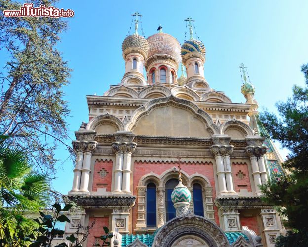 Immagine La Chiesa Russa Ortodossa: una chiesa "imperiale" - la Chiesa di Cristo Salvatore, luogo di culto cristiano ortodosso, fu costruita nel 1913 a Sanremo, a poca distanza dal Casinò e della Passeggiata dell'Imperatrice, per volere dell'imperatrice Maria Feodorovna e della grande comunità russa che, in quegli anni, aveva raggiunto un discreto numero di persone. - © maudanros / Shutterstock.com