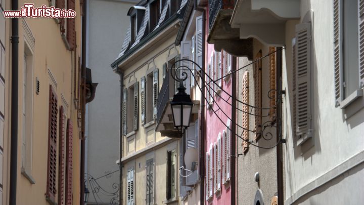 Immagine Un particolare delle abitazioni che affacciano sul dedalo di vie del centro storico in questo suggestivo borgo della Svizzera di cui è anche la città più antica - © Chris Rinckes / Shutterstock.com