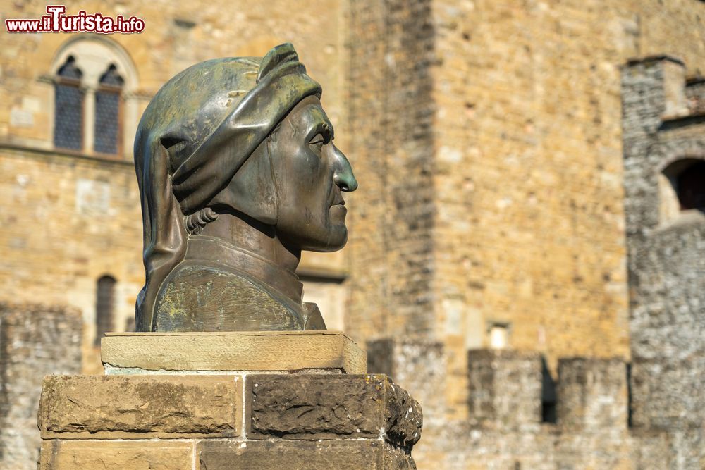 Immagine Il Castello dei Conti Guidi a Poppi e il monumento a Dante Alighieri, siamo in Toscana - © Claudio Giovanni Colombo / Shutterstock