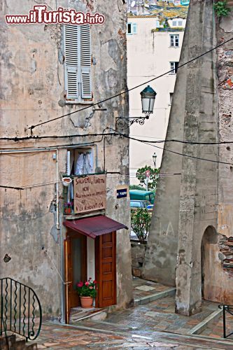 Immagine Un vecchio negozio nel quartiere medievale di Bastia, Corsica - © eFesenko / Shutterstock.com