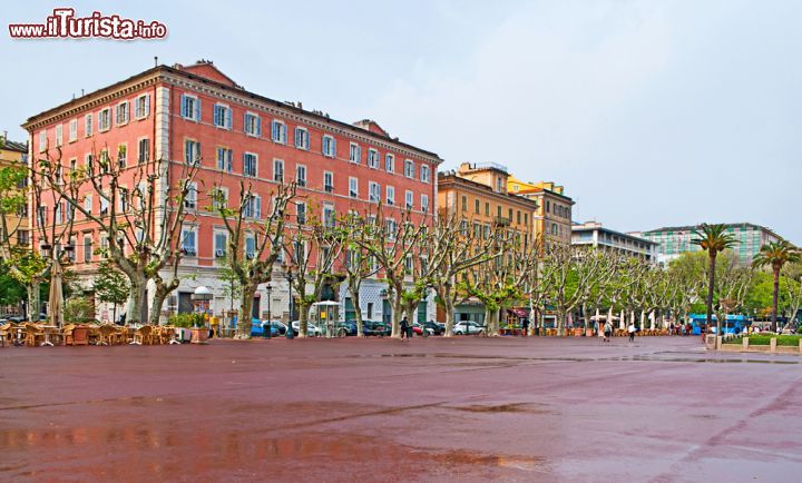 Immagine Panorama di Boulevard General de Gaulle a Bastia, Corsica. E' una delle principali piazze cittadine frequentate dai turisti anche se completamente vuota quando piove - © eFesenko / Shutterstock.com