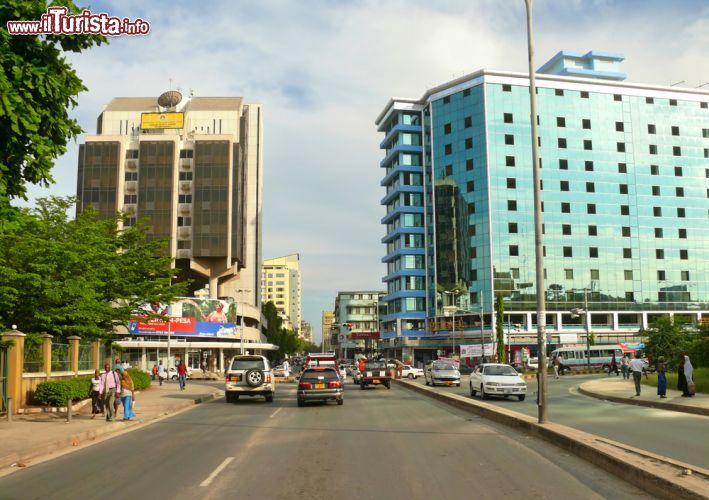 Immagine Il centro di Dar es Salaam, Tanzania - Strade, architettura e traffico nel cuore di questa grande città della Tanzania © Svetlana Arapova / Shutterstock.com