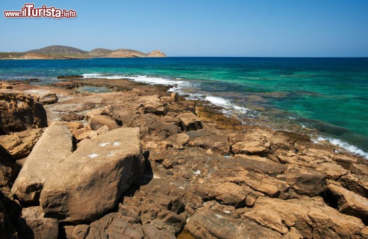 Immagine Rocce a Faraklo sull'isola di Lemnos, Grecia - L'origine vulcanica di quest'isola che si trova fra Lesbo e Samothraki si riscontra anche dalle formazioni rocciose che ne caratterizzano spiagge e costa. Il paesaggio offerto dall'isola, ancora priva del turismo di massa, è incontaminato e autentico © vlas2000 / Shutterstock.com