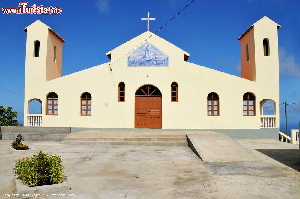Immagine Una chiesa cattolica sull'isola di Fogo (Capo Verde). Siamo nella località di Ponta Verde - © LivetImages / Shutterstock.com