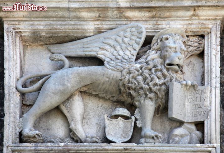 Immagine Decorazione scultorea sulle mura di Cattaro, Montenegro. Una scultura in rilievo, in marmo, raffigura un leone alato di Venezia - © Zvonimir Atletic / Shutterstock.com