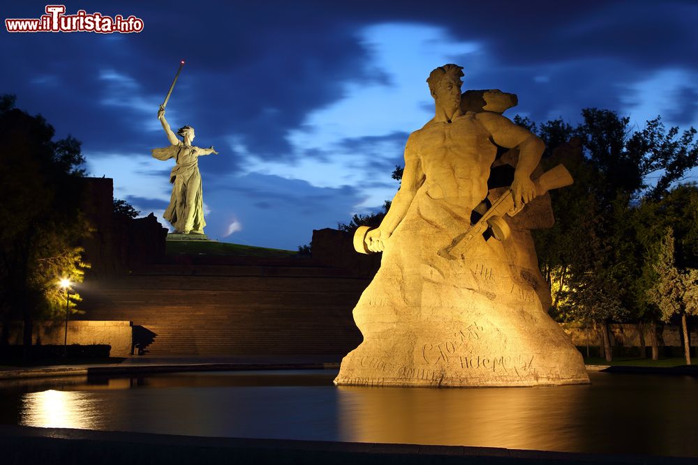 Immagine Panorama by night di Volgograd (Russia) con la Statua della Madre Russia e, in primo piano, il monumento Stay to Death.