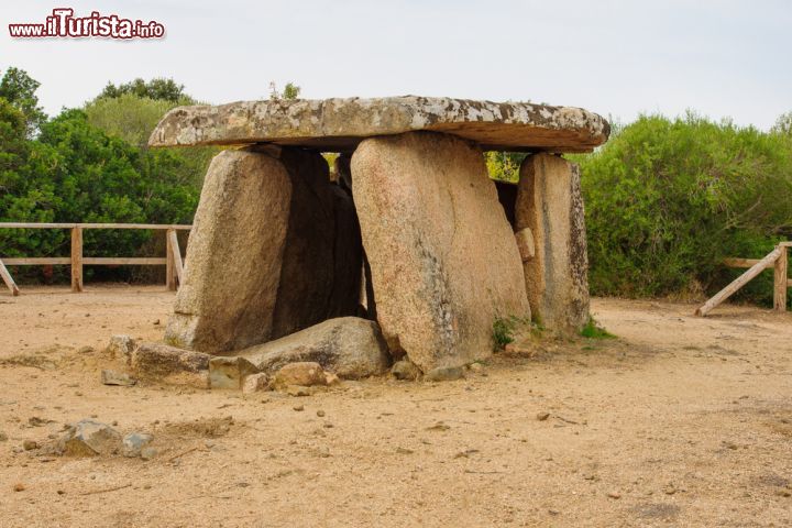 Immagine Il Dolmen di Fontanaccia (o Funtanaccia) fa parte dei Megaliti di Cauria, nei pressi di Sartène. È uno dei siti archeologici più suggestivi della Corsica - foto © Shutterstock.com