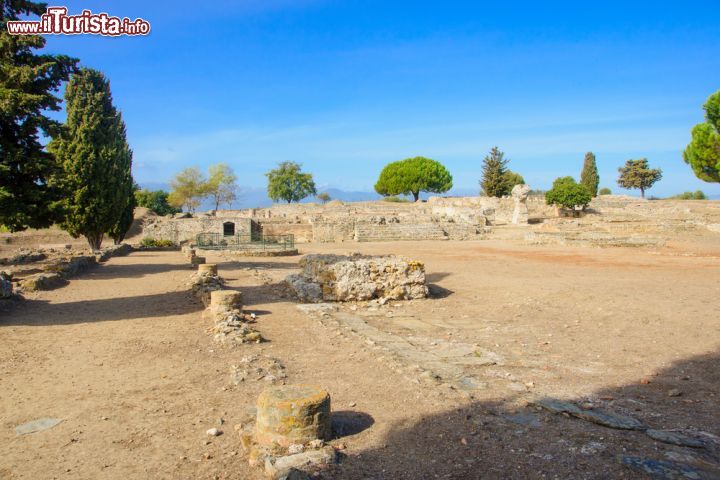 Immagine L'antica città romana di Aleria, Corsica - i romani si stabilirono in Corsica a partire dal 259 a.C. e si insediarono subito nella città di Aleria che divenne una vera e propria cittadina romana con tanto di foro, pretorio e terme e in quello stesso periodo divenne anche la capitale della Corsica antica.  - © RnDmS / Shutterstock.com