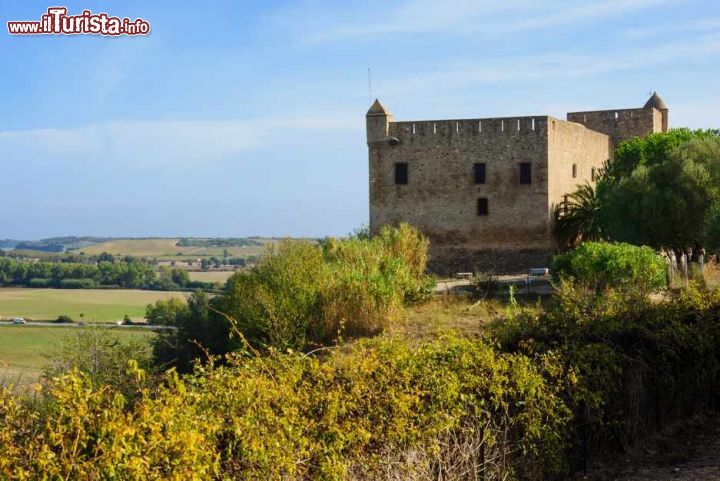 Immagine Il Forte di Matra: un antico avamposto genovese nell'Alta Corsica - Questo storico forte fu costruito dai genovesi nel XIV secolo al fine di poter sorvegliare i territori circostanti, compresa la costa orientale. In seguito l'edifico divenne proprietà della famiglia Matra e nel 1962 venne dichiarato monumento nazionale.  - © RnDmS / Shutterstock.com