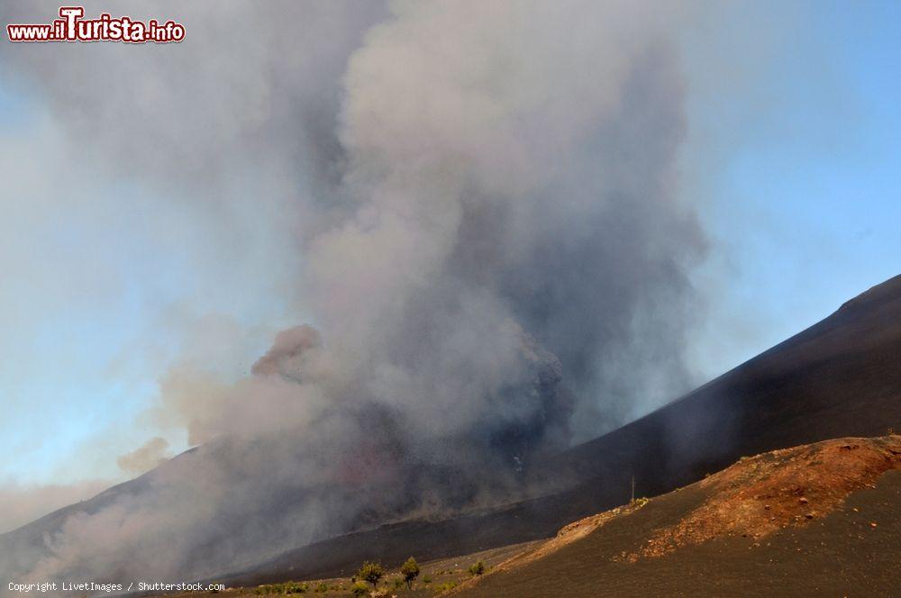 Immagine Chã Das Caldeiras, Fogo, Capo Verde: un'eruzione del vulcano Pico do Fogo - © LivetImages / Shutterstock.com
