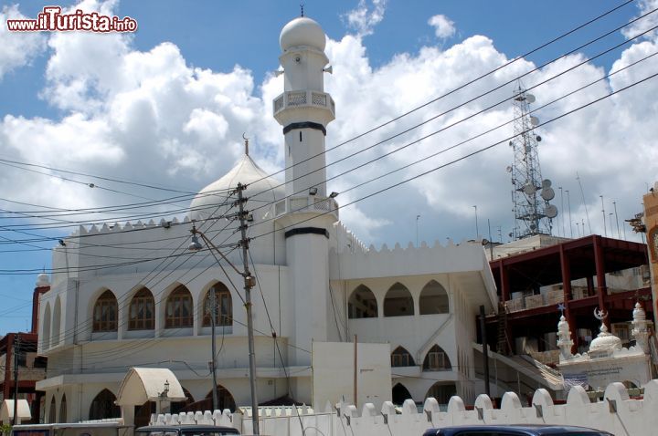 Immagine Moschea a Dar es Salaam, Tanzania - Una delle architetture religiose di fede islamica ospitata nel centro di Dar. Anche in Tanzania vi è una ricca spiritualità come nel resto del continente africano tant'è che tutti i più piccoli villaggi hanno una moschea, una chiesa o entrambe: tutte le ricorrenze religiose, che siano cristiane o musulmane o legate al culto degli antenati, sono celebrate con grande fervore © Jan Yfver / Shutterstock.com