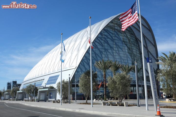 Immagine L'Anaheim Regional Transportation Intermodal Center, qui all' ARTIC arrivano i treni Amtrack, la Metrolink ed anche gli aoutubus come Greyhound e Megabus - © LunaseeStudios / Shutterstock.com