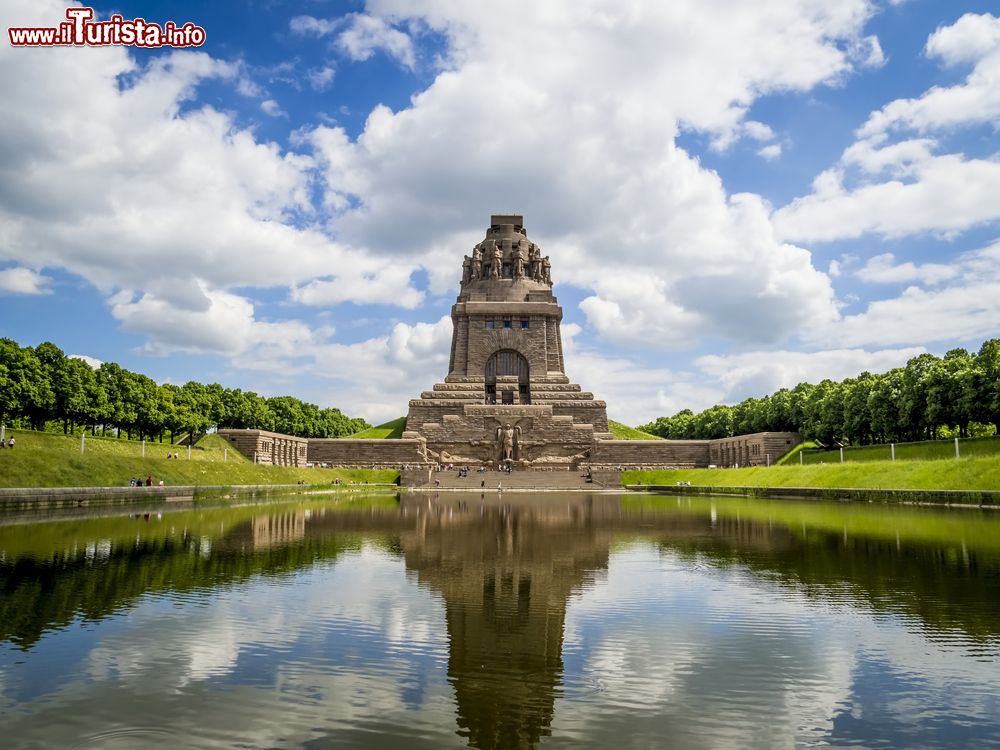 Immagine Veduta del Voelkerschlachtdenkmal di Lipsia, Germania. Il Monumento alla Battaglia delle Nazioni è stato disegnato dall'architetto tedesco Bruno Schmitz nel 1913. 