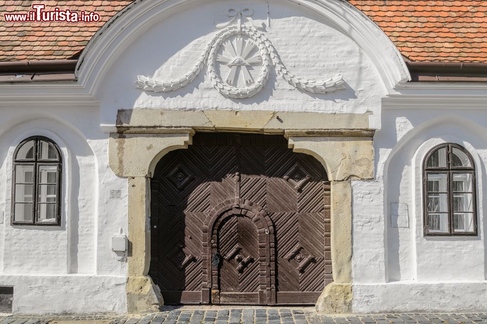 Immagine Il bel portone d'ingresso di un palazzo storico di Szekesfehervar, Ungheria. 