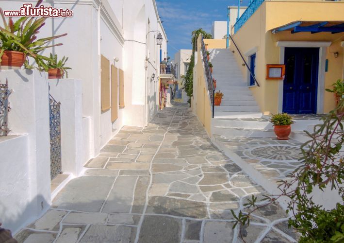 Immagine Vicolo di Paros, Grecia. Nel corso degli ultimi decenni quest'isola greca è diventata una delle destinazioni turistiche più popolari delle Cicladi grazie alle sue spiagge e alla tipica architettura che si può incontrare passeggiando fra il dedalo di viuzze del suo centro storico - © ValEs1989 / Shutterstock.com